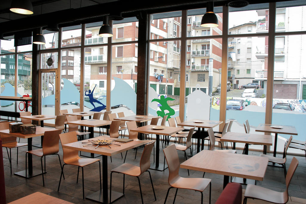 Mundaka Hostel & Sports Cafe Exterior photo